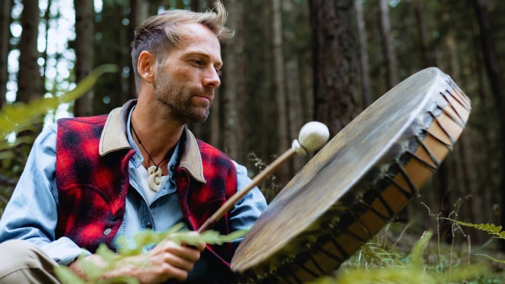 Darrel Combs ist aus den USA und bietet hier in Mitteleuropa seine einzigartige Ausbildung zum Master Practitioner der Energiemedizin an. In der Earthwinds Academie findest du seine Ausbildungsreihe in Energiemedizin, Präsenzarbeit und indigner Heilkunde.